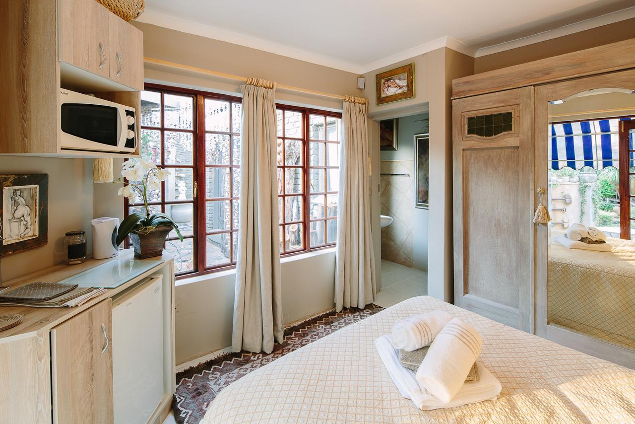 The Art Guesthouse Hartbeespoort Bagian luar foto